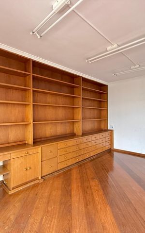 Apartamento à venda com 270m², 3 quartos e 4 vagas Apartamento à venda com 270m², 3 quartos e 4 vagasEscritório