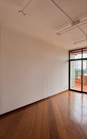 Apartamento à venda com 270m², 3 quartos e 4 vagas Apartamento à venda com 270m², 3 quartos e 4 vagasEscritório