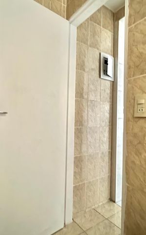 Casa à venda com 100m², 2 quartos e 2 vagas Casa à venda com 100m², 2 quartos e 2 vagasBanheiro