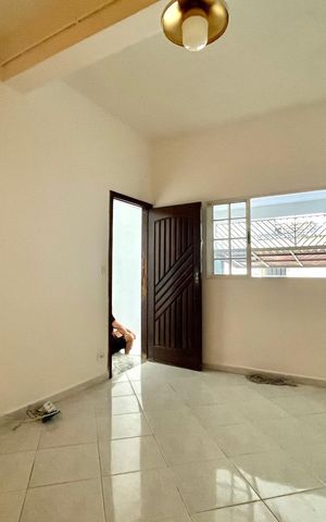 Casa à venda com 100m², 2 quartos e 2 vagas Casa à venda com 100m², 2 quartos e 2 vagasSala