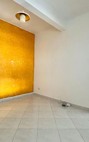 Casa à venda com 100m², 2 quartos e 2 vagas Casa à venda com 100m², 2 quartos e 2 vagasSala