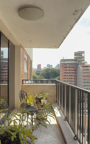 Apartamento à venda com 222m², 3 quartos e 2 vagas Apartamento à venda com 222m², 3 quartos e 2 vagasVaranda