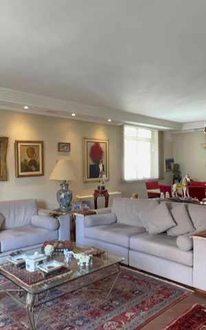 Apartamento à venda com 222m², 3 quartos e 2 vagas Apartamento à venda com 222m², 3 quartos e 2 vagasSala de TV