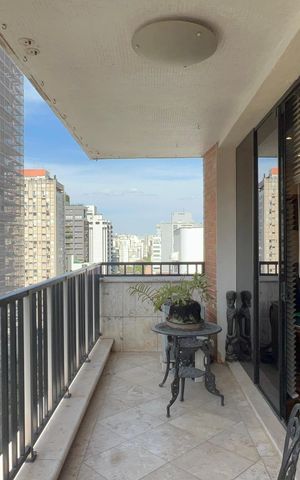 Apartamento à venda com 222m², 3 quartos e 2 vagas Apartamento à venda com 222m², 3 quartos e 2 vagasVaranda