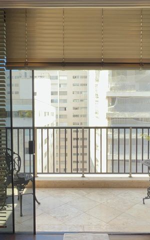 Apartamento à venda com 222m², 3 quartos e 2 vagas Apartamento à venda com 222m², 3 quartos e 2 vagasVaranda
