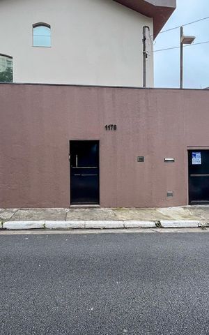 Casa à venda com 600m², 4 quartos e 3 vagas Casa à venda com 600m², 4 quartos e 3 vagasFachada