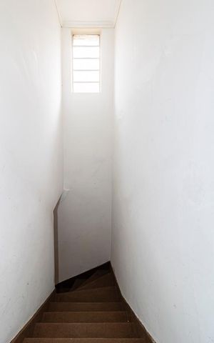 Casa para alugar com 100m², 3 quartos e 2 vagas Casa para alugar com 100m², 3 quartos e 2 vagasEscada