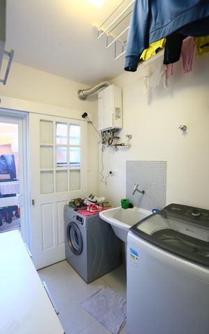 Casa de condomínio à venda com 400m², 4 quartos e 3 vagas Casa de condomínio à venda com 400m², 4 quartos e 3 vagasÁrea de Serviço