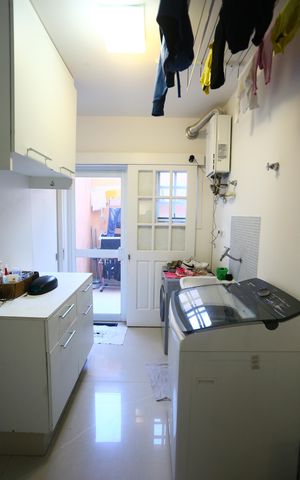 Casa de condomínio à venda com 400m², 4 quartos e 3 vagas Casa de condomínio à venda com 400m², 4 quartos e 3 vagasÁrea de Serviço