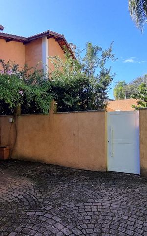 Casa de condomínio à venda com 400m², 4 quartos e 3 vagas Casa de condomínio à venda com 400m², 4 quartos e 3 vagasFachada