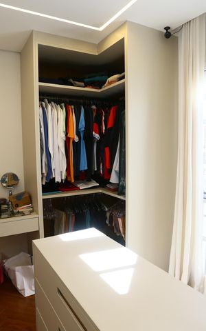 Casa de condomínio à venda com 400m², 4 quartos e 3 vagas Casa de condomínio à venda com 400m², 4 quartos e 3 vagasCloset da suíte 2