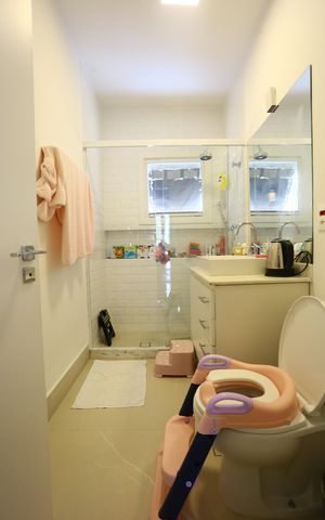 Casa de condomínio à venda com 400m², 4 quartos e 3 vagas Casa de condomínio à venda com 400m², 4 quartos e 3 vagasBanheiro da Suíte 2