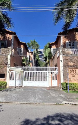 Casa de condomínio à venda com 400m², 4 quartos e 3 vagas Casa de condomínio à venda com 400m², 4 quartos e 3 vagasFachada