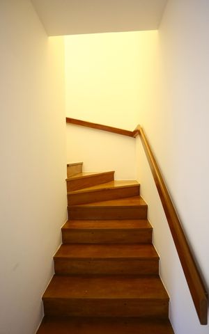 Casa de condomínio à venda com 400m², 4 quartos e 3 vagas Casa de condomínio à venda com 400m², 4 quartos e 3 vagasEscada