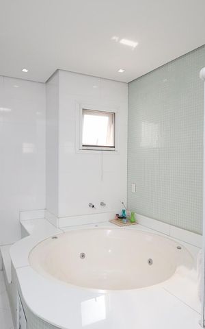 Casa de condomínio à venda com 450m², 4 quartos e 6 vagas Casa de condomínio à venda com 450m², 4 quartos e 6 vagasBanheiro da Suíte 1