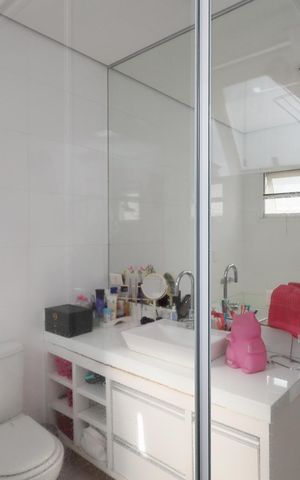Casa de condomínio à venda com 450m², 4 quartos e 6 vagas Casa de condomínio à venda com 450m², 4 quartos e 6 vagasBanheiro da Suíte 2