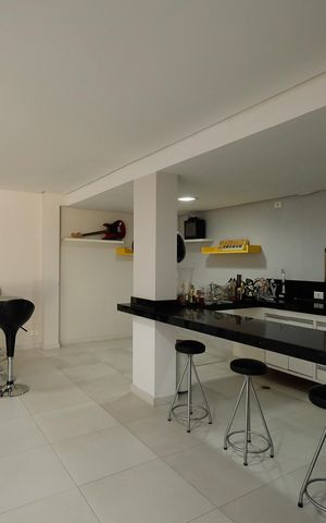 Casa de condomínio à venda com 450m², 4 quartos e 6 vagas Casa de condomínio à venda com 450m², 4 quartos e 6 vagasGaragem
