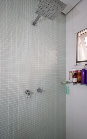 Casa de condomínio à venda com 450m², 4 quartos e 6 vagas Casa de condomínio à venda com 450m², 4 quartos e 6 vagasBanheiro da Suíte 1
