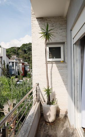 Casa de condomínio à venda com 450m², 4 quartos e 6 vagas Casa de condomínio à venda com 450m², 4 quartos e 6 vagasVaranda da Suíte 1