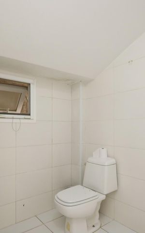Casa de condomínio à venda com 450m², 4 quartos e 6 vagas Casa de condomínio à venda com 450m², 4 quartos e 6 vagasBanheiro da Serviço