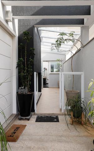 Casa de condomínio à venda com 450m², 4 quartos e 6 vagas Casa de condomínio à venda com 450m², 4 quartos e 6 vagasEntrada