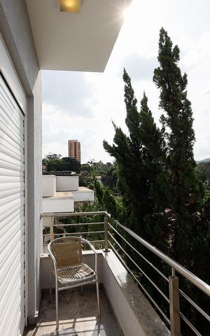 Casa de condomínio à venda com 450m², 4 quartos e 6 vagas Casa de condomínio à venda com 450m², 4 quartos e 6 vagasVaranda da Suíte 1