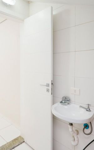 Casa de condomínio à venda com 450m², 4 quartos e 6 vagas Casa de condomínio à venda com 450m², 4 quartos e 6 vagasBanheiro da Serviço