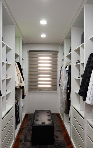 Casa de condomínio à venda com 450m², 4 quartos e 6 vagas Casa de condomínio à venda com 450m², 4 quartos e 6 vagasCloset
