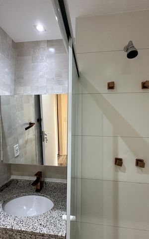 Apartamento à venda com 107m², 2 quartos e 2 vagas Apartamento à venda com 107m², 2 quartos e 2 vagasBanheiro da Suíte 1