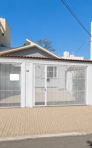 Casa à venda com 312m², 3 quartos e 4 vagas Casa à venda com 312m², 3 quartos e 4 vagasFachada