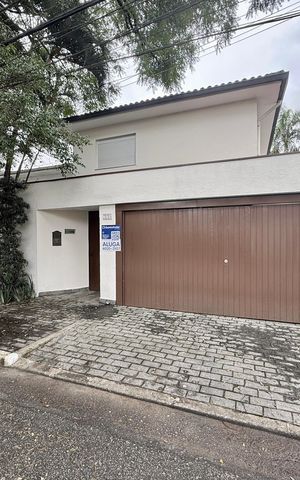 Casa para alugar com 280m², 3 quartos e 3 vagas Casa para alugar com 280m², 3 quartos e 3 vagasFachada
