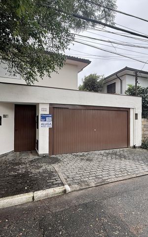 Casa para alugar com 280m², 3 quartos e 3 vagas Casa para alugar com 280m², 3 quartos e 3 vagasFachada