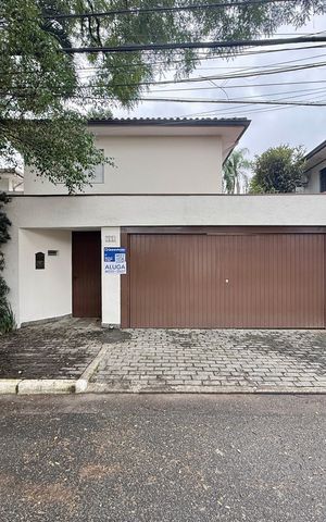 Casa para alugar com 280m², 3 quartos e 3 vagas Casa para alugar com 280m², 3 quartos e 3 vagasFachada