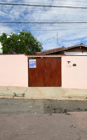Casa à venda com 111m², 3 quartos e 4 vagasFachada