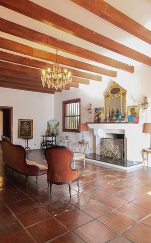 Casa à venda com 461m², 4 quartos e 2 vagas Casa à venda com 461m², 4 quartos e 2 vagasSala
