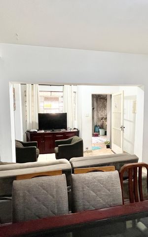 Casa à venda com 120m², 2 quartos e 3 vagas Casa à venda com 120m², 2 quartos e 3 vagasSala