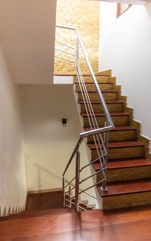 Casa para alugar com 259m², 4 quartos e 4 vagas Casa para alugar com 259m², 4 quartos e 4 vagasEscada