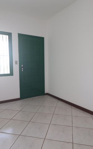 Casa à venda com 170m², 3 quartos e 2 vagassala
