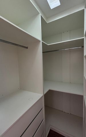 Apartamento para alugar com 52m², 2 quartos e 2 vagas Apartamento para alugar com 52m², 2 quartos e 2 vagasCloset do Quarto 2