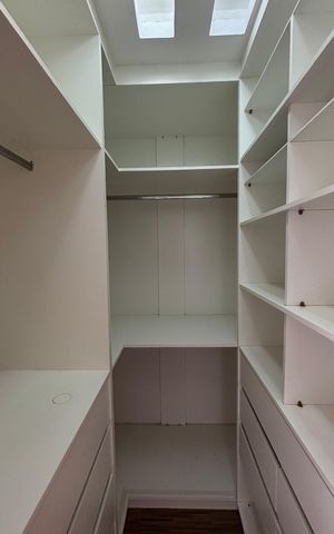 Apartamento para alugar com 52m², 2 quartos e 2 vagas Apartamento para alugar com 52m², 2 quartos e 2 vagasCloset do Quarto 2