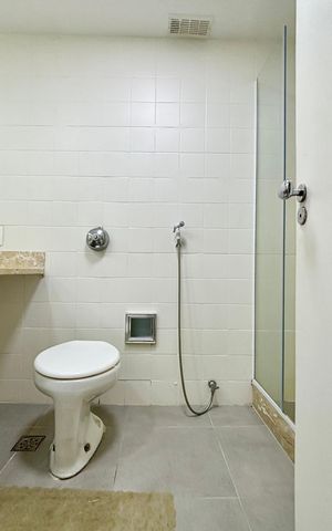 Apartamento para alugar com 180m², 4 quartos e 1 vaga Apartamento para alugar com 180m², 4 quartos e 1 vagaBanheiro social