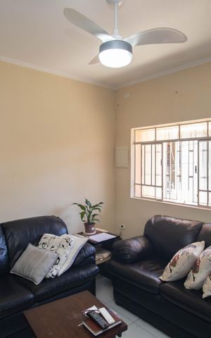 Casa à venda com 100m², 2 quartos e 1 vaga Casa à venda com 100m², 2 quartos e 1 vagaSala