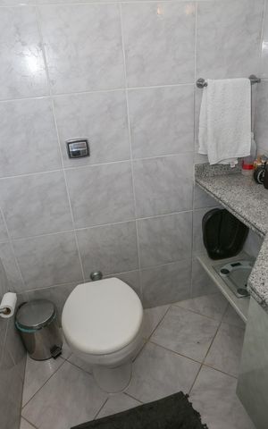 Casa à venda com 239m², 3 quartos e 3 vagas Casa à venda com 239m², 3 quartos e 3 vagasBanheiro da Suíte 2