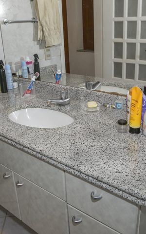 Casa à venda com 239m², 3 quartos e 3 vagas Casa à venda com 239m², 3 quartos e 3 vagasBanheiro da Suíte 1
