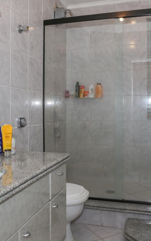 Casa à venda com 239m², 3 quartos e 3 vagas Casa à venda com 239m², 3 quartos e 3 vagasBanheiro da Suíte 1