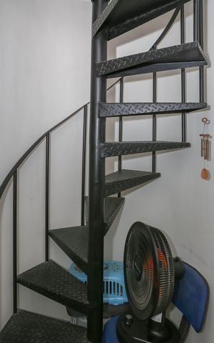 Casa à venda com 239m², 3 quartos e 3 vagas Casa à venda com 239m², 3 quartos e 3 vagasEscada