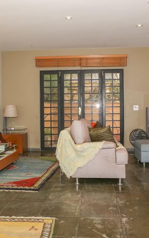 Casa à venda com 239m², 3 quartos e 3 vagas Casa à venda com 239m², 3 quartos e 3 vagasSala