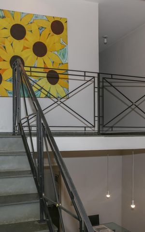 Casa à venda com 239m², 3 quartos e 3 vagas Casa à venda com 239m², 3 quartos e 3 vagasEscada
