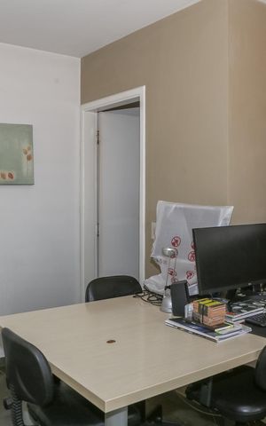 Casa à venda com 239m², 3 quartos e 3 vagas Casa à venda com 239m², 3 quartos e 3 vagasEscritório