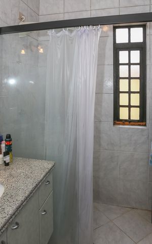 Casa à venda com 239m², 3 quartos e 3 vagas Casa à venda com 239m², 3 quartos e 3 vagasBanheiro da Suíte 2